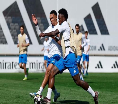 羅馬諾：阿諾德今夏100%留隊，老佛爺希望維尼修斯留隊并續(xù)約