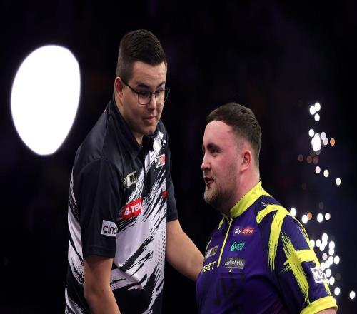 17歲飛鏢天才被噓整場，一個手勢引爆全場