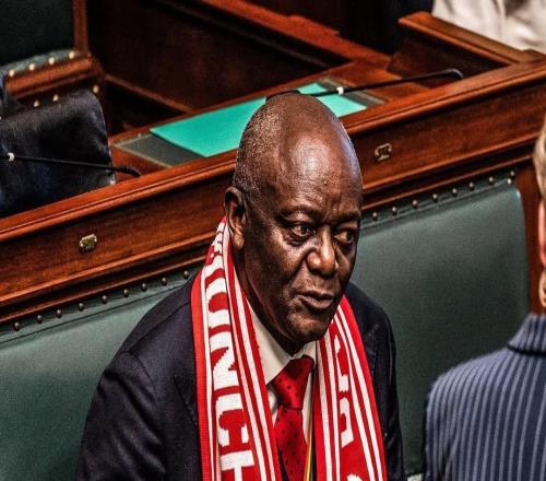 拜仁淘汰皇馬后，孔帕尼父親圍著拜仁圍巾參加比利時議會活動