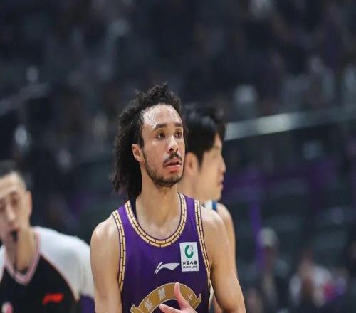 賽場(chǎng)直擊丨三節(jié)低迷末節(jié)回神終奏凱歌