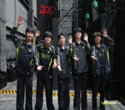 戰(zhàn)勝JDG后，NIP發(fā)布隊員合影：用自信走遍海角天涯
