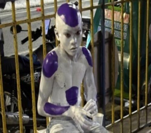 媽媽用乳膠漆幫小孩Cos《龍珠》弗利薩結(jié)果洗不掉！網(wǎng)友：永久皮膚