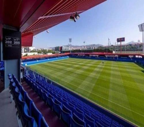 記者：巴薩方面已經(jīng)向市長表達意愿，計劃擴建克魯伊夫球場