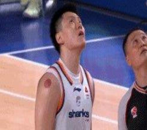 新疆主場球館漏水比賽已被迫中斷超40分鐘！