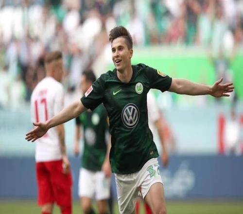 一個中場球員的"降級忠誠"：沃爾夫斯堡做對了什么