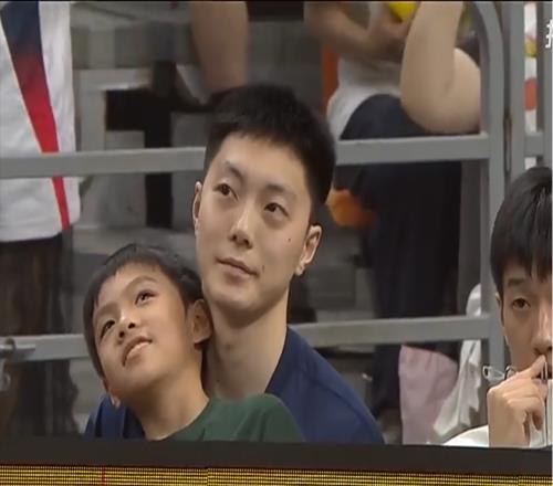 徐杰11中1胡明軒缺陣，鄒陽(yáng)20+10上演大逆轉(zhuǎn)，外援8失誤