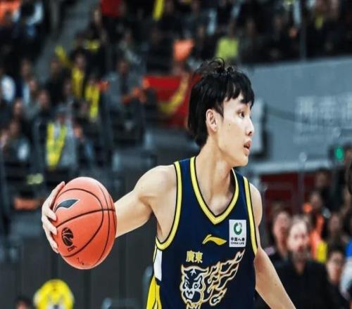 徐杰14中2崩盤原因出爐！腸胃炎引發疼痛，中場休息神情難受！