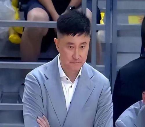 好一個球迷答謝夜！領(lǐng)先19分到輸12分，球迷：求隔指導回醫(yī)院看球