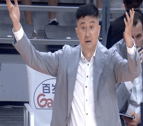 19分領(lǐng)先慘遭12分逆轉(zhuǎn)！杜鋒攤手“20分算個(gè)屁”廣東崩盤(pán)真相扎心