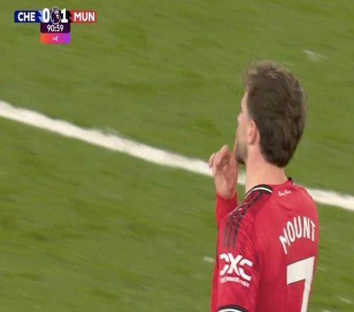 芒特一觸球就遭到噓聲，他對切爾西球迷做出噤聲手勢予以回應(yīng)