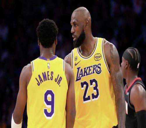 詹姆斯：我媽能看到她兒子和孫子并肩打季后賽，這也太瘋狂了