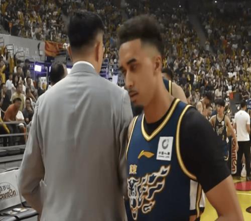 廣東主場(chǎng)8395爆冷翻車胡明軒缺陣19分優(yōu)勢(shì)蒸發(fā)，杜鋒怒吼戳心窩