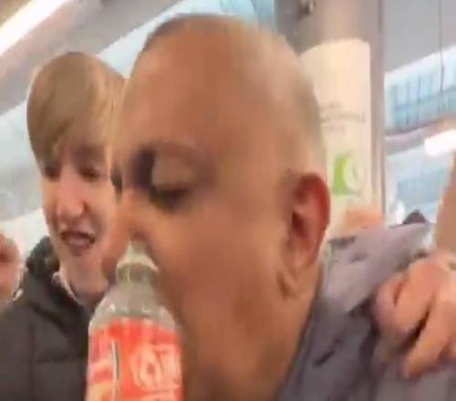 咱比對手水瓶高，“水瓶哥”和一眾曼城球迷載歌載舞歡慶勝利