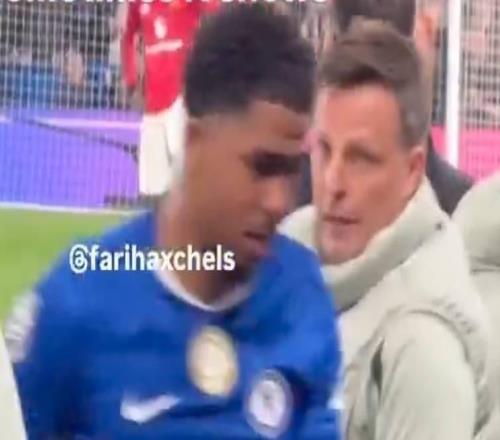 心態(tài)崩了福法納被換下時(shí)拒絕與教練握手，徑直走向更衣室