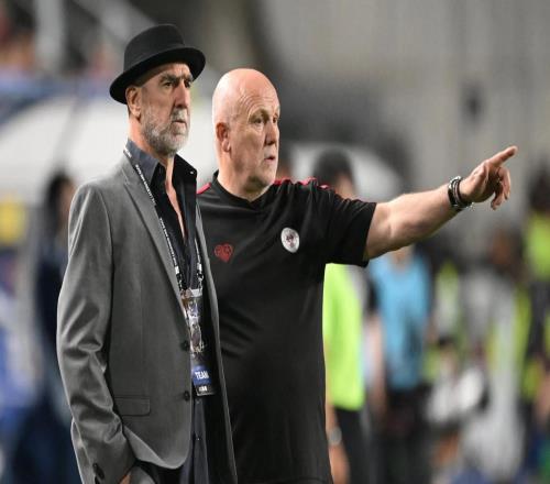 曼联传奇球员在韩进行友谊赛，坎通纳出场时西装革履派头十足