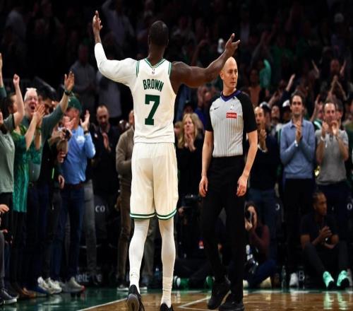 凯尔特人球迷在首场比赛大胜后喊：“征途国际
要波士顿”嘲讽76人球迷