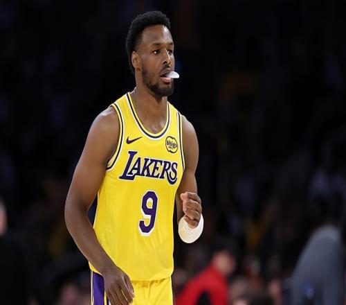 雖然表現不佳，但湖人后場新星好歹也是撐住了這3分多鐘的時間