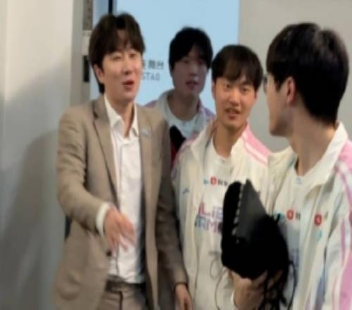 BLG分享Daeny與隊員互動：丹尼老師來接孩子們放學啦