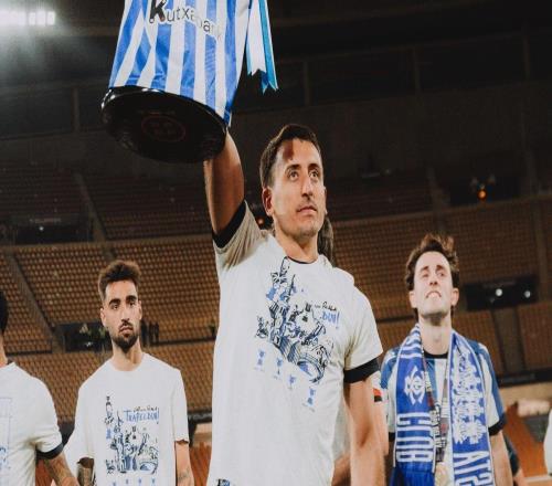 与君偕荣，皇社球员将被马竞球迷杀死的皇社球迷球衣挂上奖杯