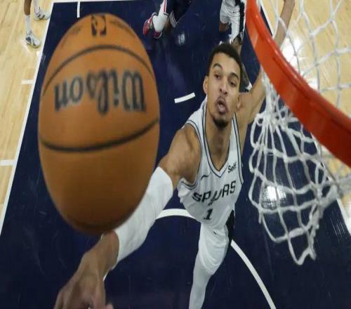 NBA歷史首現(xiàn)！文班全票當(dāng)選最佳防守球員成馬刺隊史第4位獲獎?wù)?/>
                                </a>
                            </div>
                            <div   id=