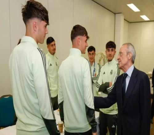 老佛爺觀看歐青聯(lián)決賽，賽前和皇馬青年隊(duì)球員進(jìn)行交流