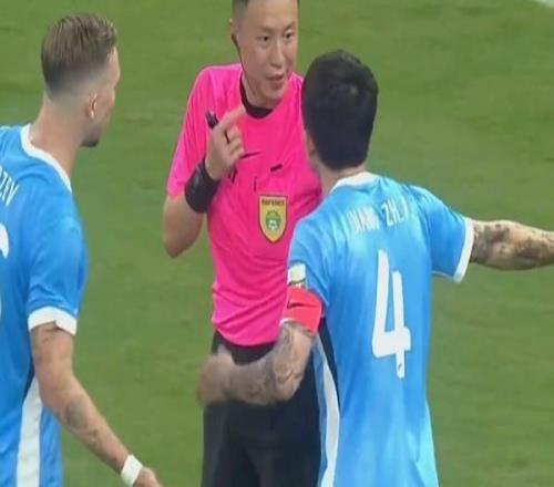 中超争议判罚！新鹏城进球被吹，球员集体不满，侯森逃过一劫