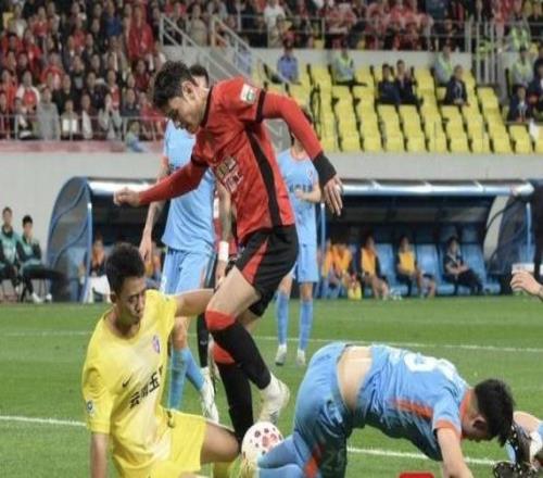 成都蓉城主場21逆轉云南玉昆繼續(xù)穩(wěn)坐中超榜首