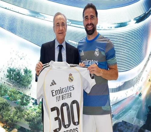 达成皇马生涯西甲300场里程碑，卡瓦哈尔获赠纪念球衣