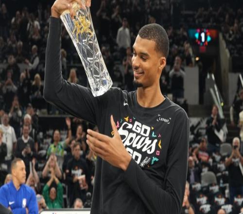 11！馬刺爆冷輸開拓者，文班亞馬重摔受傷，亨德森31分帶隊(duì)逆襲