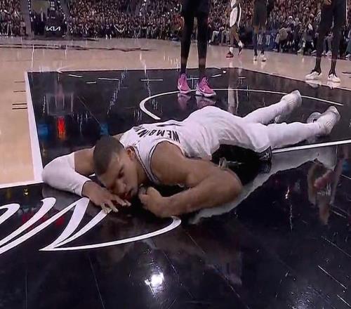 Shams：文班亞馬確診為腦震蕩，將于明日接受后續檢查