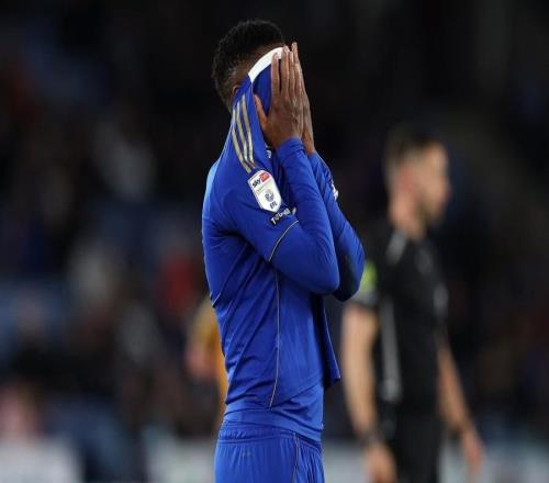 去年英超降級，今年英甲接著降級，十年前的英超冠軍萊斯特城何以淪落至此