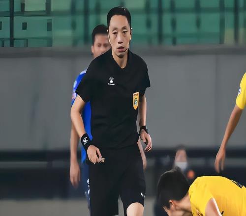 戰(zhàn)海牛，申花逃過紅牌！足協(xié)臨陣換裁判，讓爭議判罰背后疑云重重