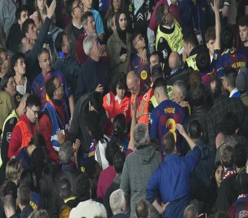 因看台球迷突发心脏骤停，巴萨vs塞尔塔暂停了15分钟