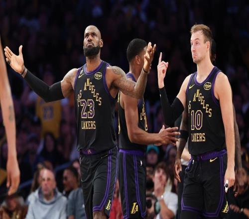 战斧劈扣前，谁有注意詹姆斯做了什么球迷：智商、球商极致体现