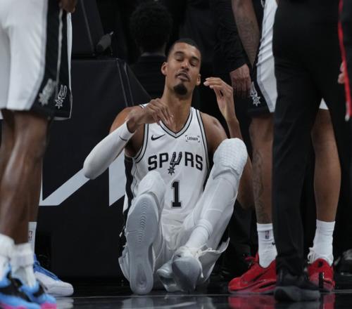 處在腦震蕩保護協議期！文班隨隊出征波特蘭備戰能否出戰存疑