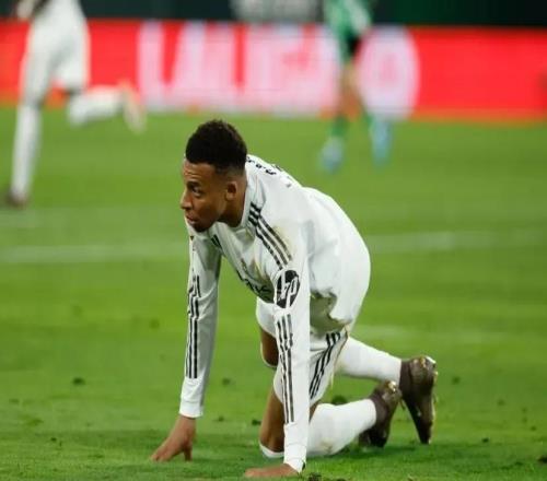 悲剧！皇马不思进取3分变1分国家德比目送巴萨夺冠或列队二选一