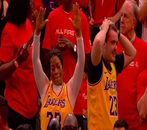 火箭球迷最崩溃一幕！湖人逆天改命，30拿下系列赛赛点