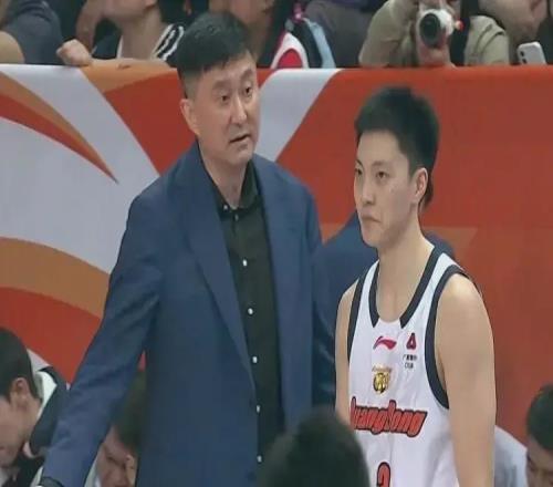 3连败收官+队史首次遭福建单季双杀，球迷：这是冠军教头的水平