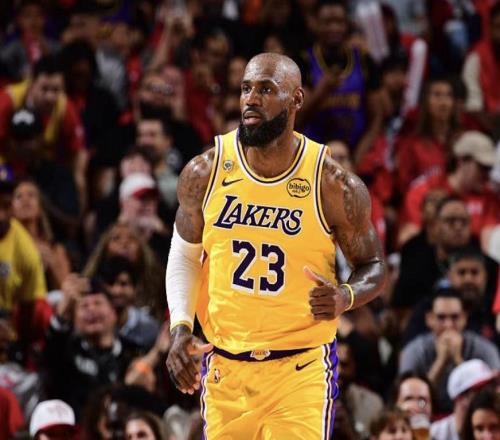 雷迪克：詹姆斯还有油，为高水平比赛准备身体方面他是终极典范