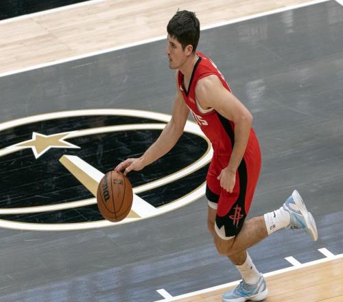 火箭若出局，锋线2首发留1人名宿分析：小史密斯留下，伊森走人