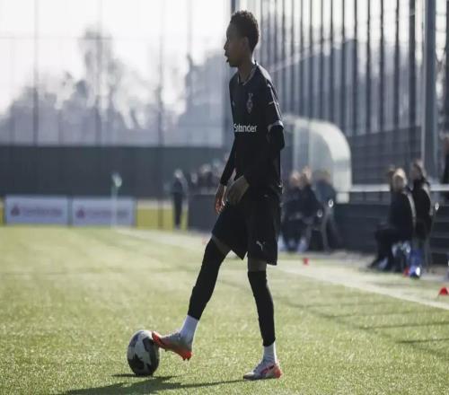 德媒：多特夏窗將簽下門興17歲邊鋒博巴，球員速度快盤帶強