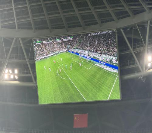 中超首次大屏幕直播，工体现场屏幕实时呈现京津德比