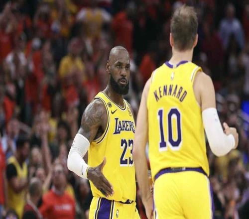 湖人隊(duì)沒東契奇和里夫斯，3比0領(lǐng)先火箭隊(duì)，球迷：火箭隊(duì)，解散吧