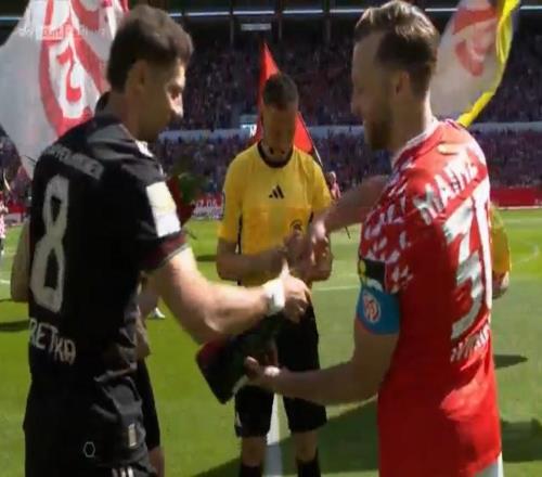 冠軍禮物，美因茨開場前給拜仁送了鮮花和香檳