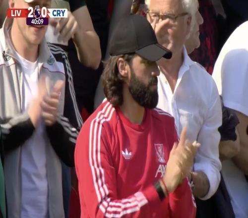 现场支持球队，阿利松在看台庆祝进球并为队友鼓掌