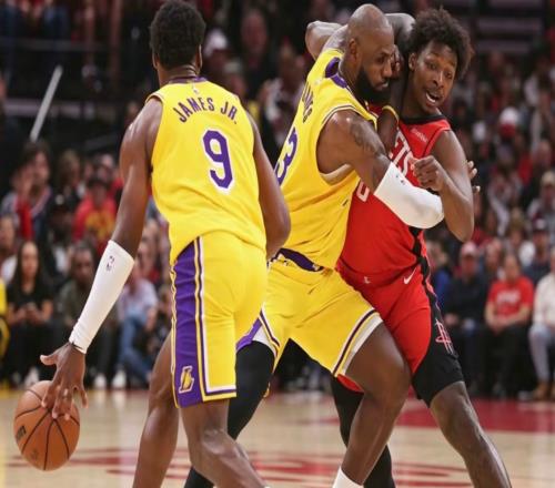 父親的托舉！詹姆斯拼命為布朗尼卡位，助他投進(jìn)季后賽第一球