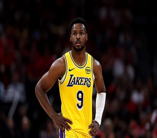 不僅在防守端有所作為，布朗尼在進(jìn)攻端也為湖人提供了一些支持