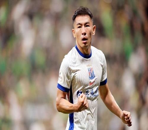 他為申花效力6年，如今定居上海，財富自由，已是申花一線教練