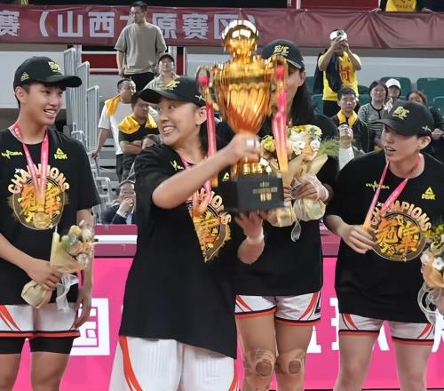 四川女籃4年3冠！男籃卻42連敗成CBA恥辱，川迷自嘲：都是第一