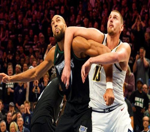 掘金队约基奇在称赞森林狼队戈贝尔的同时，也对裁判进行了抨击